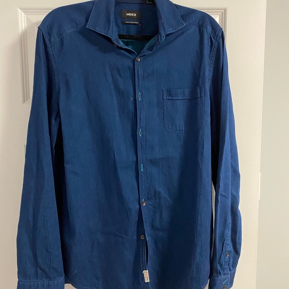 Mexx  men slim fit Jeans shirt . Size L Pocket on the left .Excellent condition - Picture 1 of 8